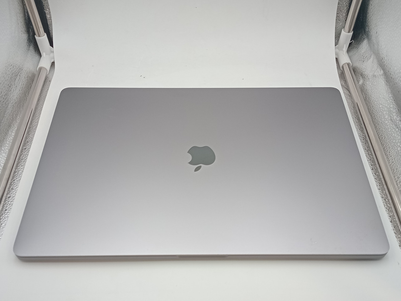 A2141 Late 2019 i7 6-Core (Refurbished)Apple