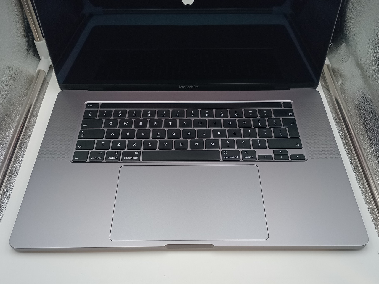 Apple MacBook Pro 16-inch, A2141 Late 2019 i7 6-Core (Refurbished) - Image 3
